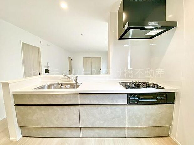 【システムキッチン】三口コンロ、グリル、浄水器付きシンクでお料理が捗ります♪