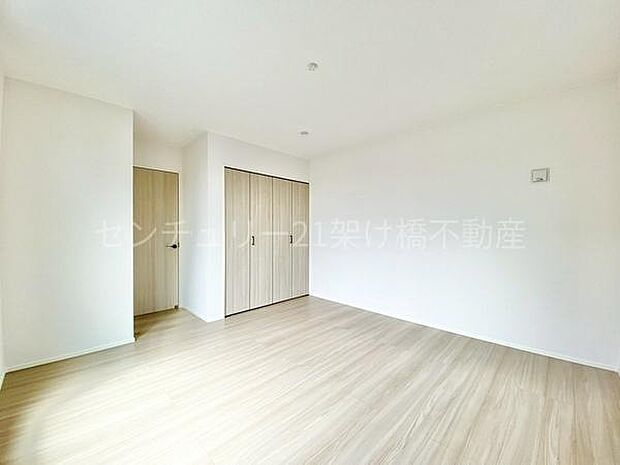 【2階 洋室 8.5帖】広々としたこちらの洋室は、主寝室におすすめ♪