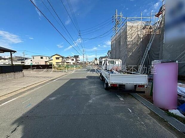 北側公道約6.5mあり、駐車も楽々♪