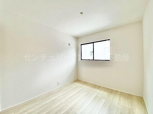 【東側　洋室5.2帖】採光面が大きく明るい洋室です！
