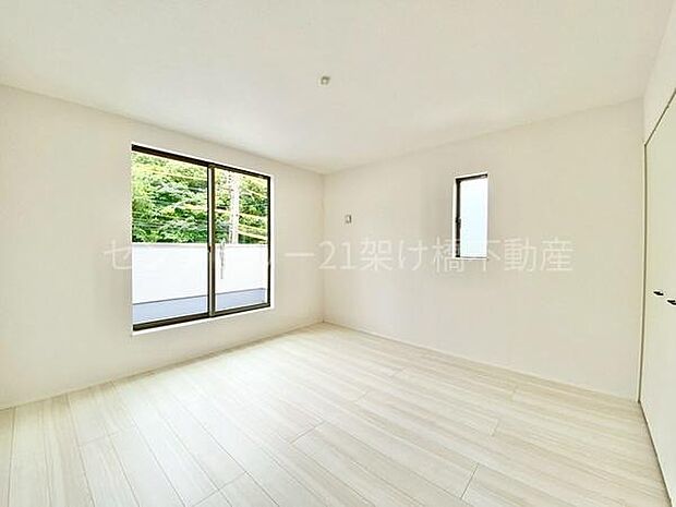 【2階 西側洋室8帖】バルコニーに面した明るい洋室♪主寝室としてもおすすめ◎