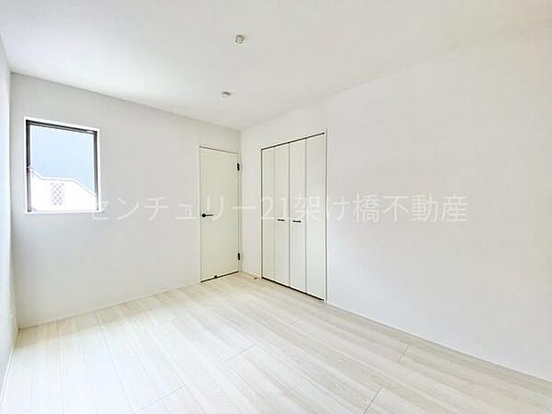 【2階　北側洋室6帖】採光面が大きく明るい洋室です。