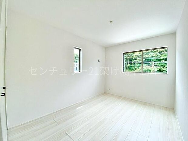 【2階 南側洋室6.2帖】2面採光で明るい洋室です。