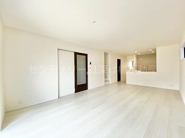 【LDK 19帖】お料理をしながらリビングを見渡せる人気の縦型LDK。