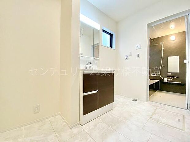 【洗面所】独立洗面台となっております。ストックなどを収納するのに便利な収納・スペースあり◎