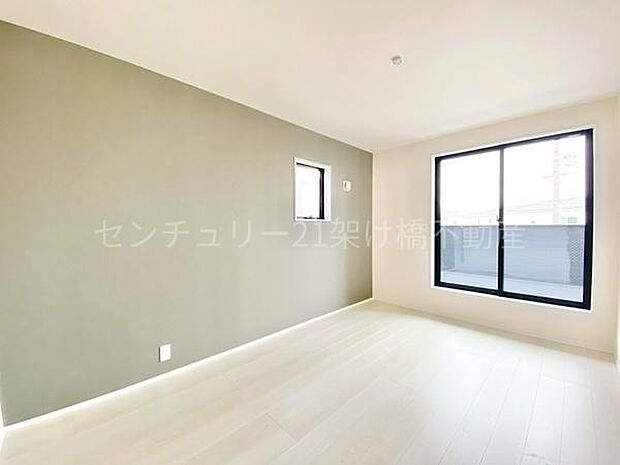 【2階 洋室 6.75帖】アクセントクロスがお洒落なこちらの洋室は広々としていて主寝室におすすめ!ウォークインクローゼット付きです♪