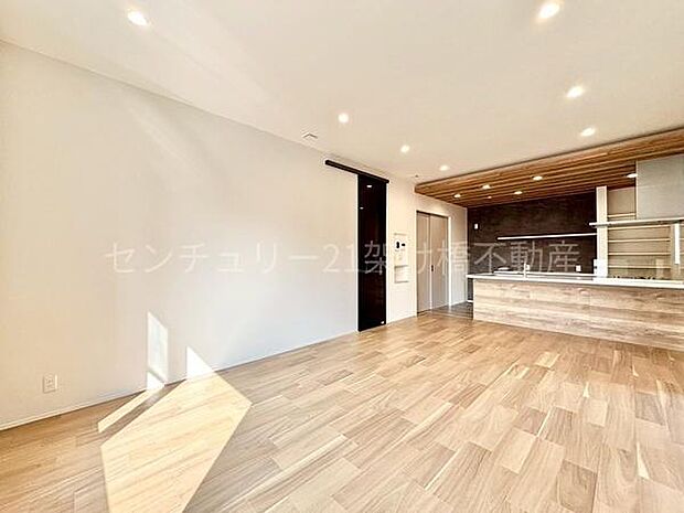 【LDK 18帖】お料理をしながらリビングを見渡せる人気の縦型LDK。