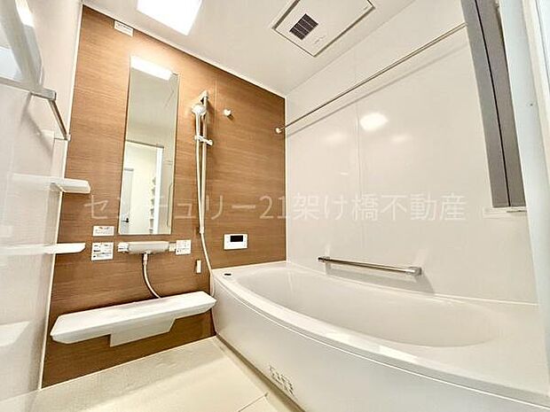 【浴室】浴室乾燥暖房機付きです。雨の日の洗濯物の乾燥やヒートショック対策としてもお使い頂けます。