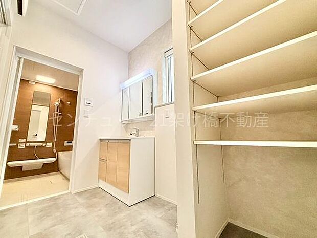 【洗面所】三面鏡の独立洗面台となっております。ストックなどを収納するのに便利な収納棚あり◎