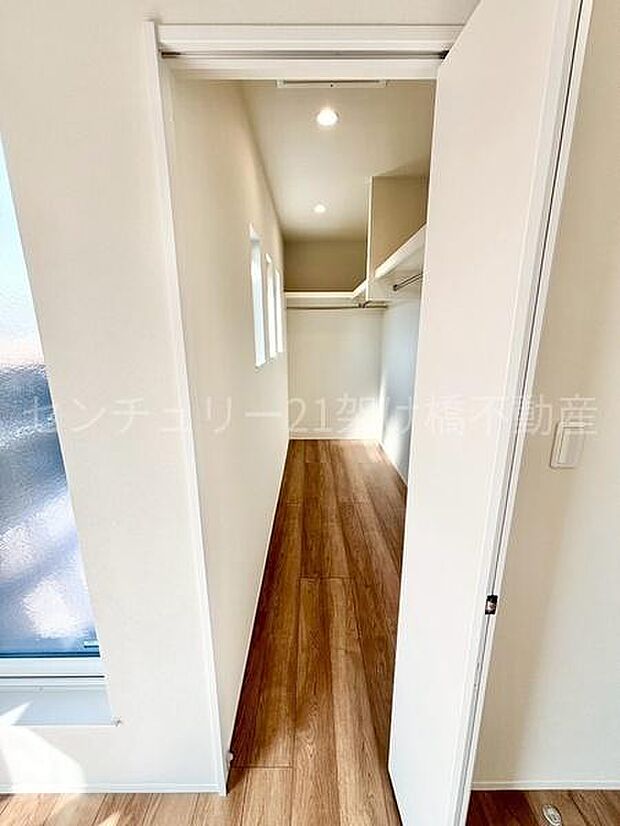 【2階 洋室 8帖】ウォークインクローゼット大容量のウォークインクローゼット。上段棚付きで、お洋服以外の物も収納可能です◎