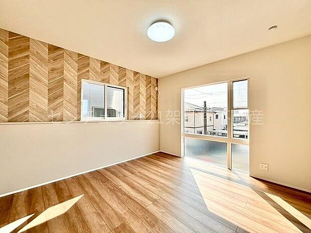 【2階 洋室 8帖】アクセントクロスがお洒落なこちらの洋室は広々3面採光で明るいお部屋!バルコニー・ウォークインクローゼット付きです♪