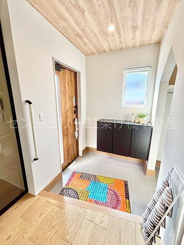 【玄関】木の温もりを感じる玄関♪採光面があり、明るいです。