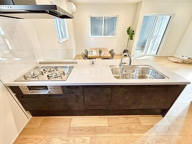 【システムキッチン】三口コンロ、グリル、浄水器、食器洗乾燥機つきでお料理が捗ります♪