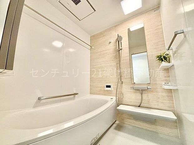 【浴室】浴室乾燥暖房機付きです。雨の日の洗濯物の乾燥やヒートショック対策としてもお使い頂けます。