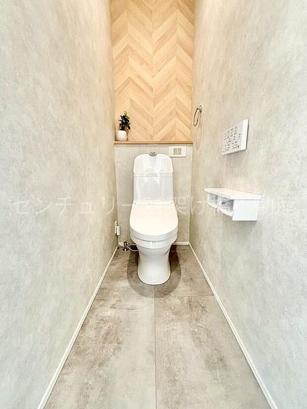 【1階 トイレ】温水洗浄便座で快適にお使いいただけます。