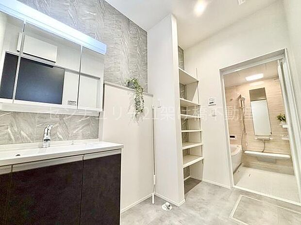 【洗面所】三面鏡の独立洗面台となっております。ストックなどを収納するのに便利な収納棚あり◎