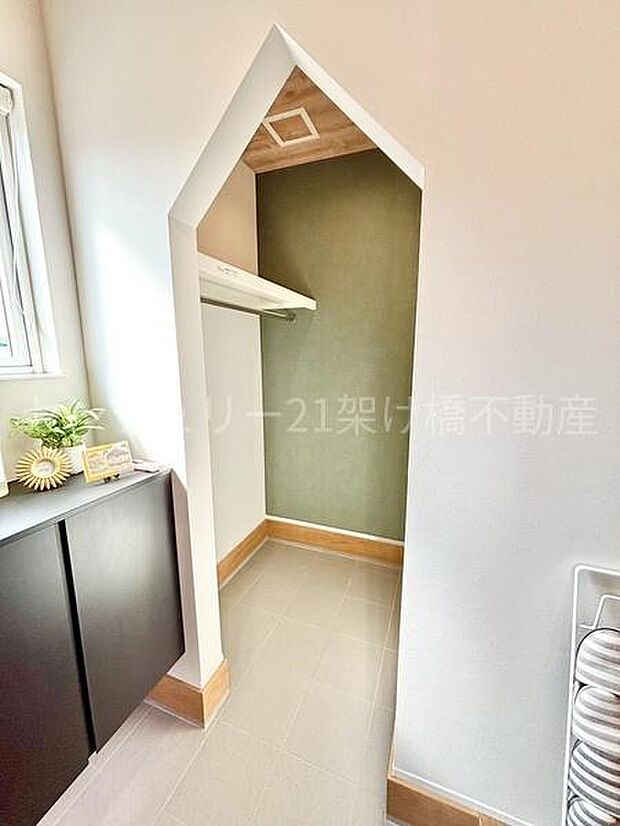 【シューズクローク】普段使う上着や、ちょっとしたアウトドア用品なども収納可能です♪