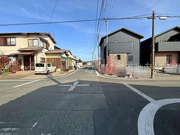 北西側公道約5.4m南側公道約5.8m