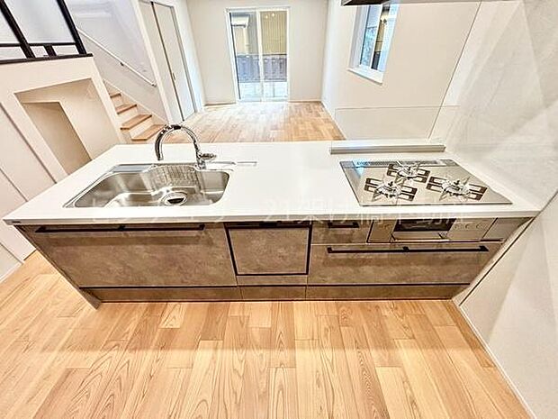 【システムキッチン】三口コンロ、グリル、浄水器、食器洗乾燥機つきでお料理が捗ります♪