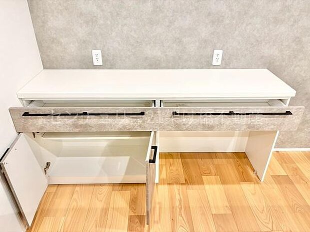 【システムキッチン】キッチン後方には作業台付きカップボード◎