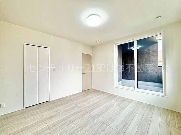 【2階 洋室 8帖】こちらの洋室は3面採光で明るく、広々としていて主寝室におすすめ!ウォークインクローゼット付きです♪
