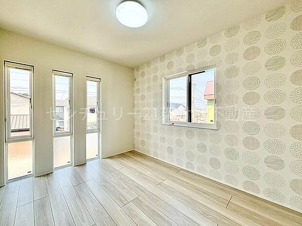 【2階 北東側 洋室 6帖】お洒落な採光面の明るい洋室♪