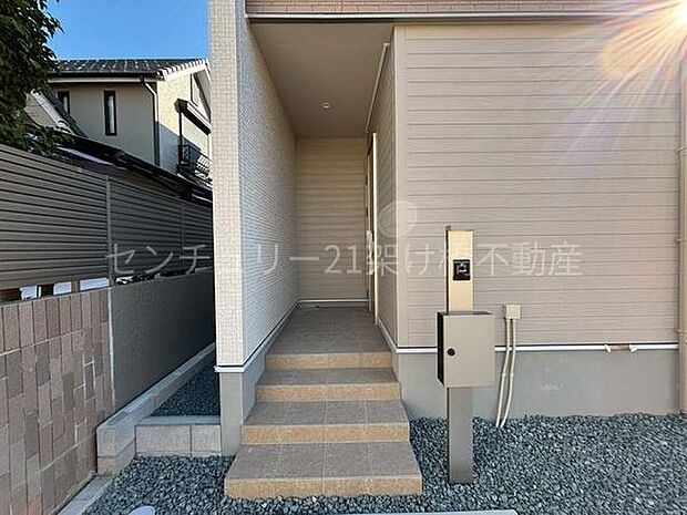 【玄関】屋根付きで雨の日にも安心です◎