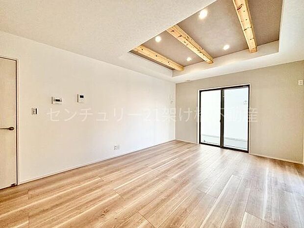 【LDK 21帖】折上天井で開放感のある広々空間です♪防犯面や子供が大きくなってからも安心なリビングスルー階段採用。