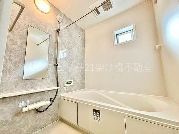 【浴室】浴室乾燥暖房機付きです。雨の日の洗濯物の乾燥やヒートショック対策としてもお使い頂けます。