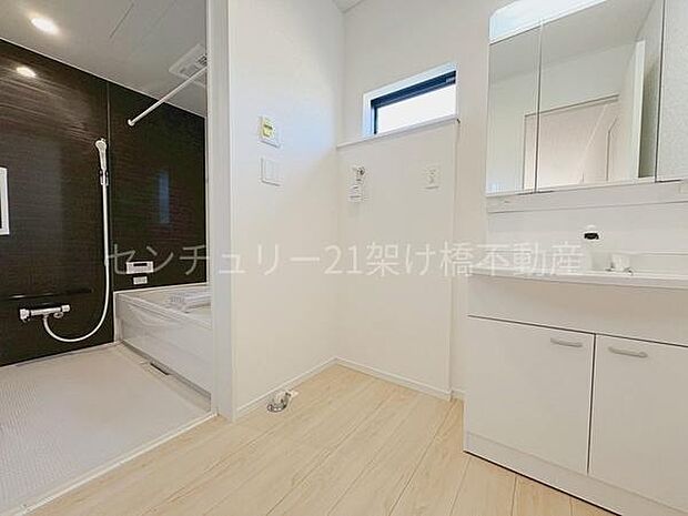 【洗面所】独立洗面台となっております。ストックなどを収納するのに便利な収納あり◎