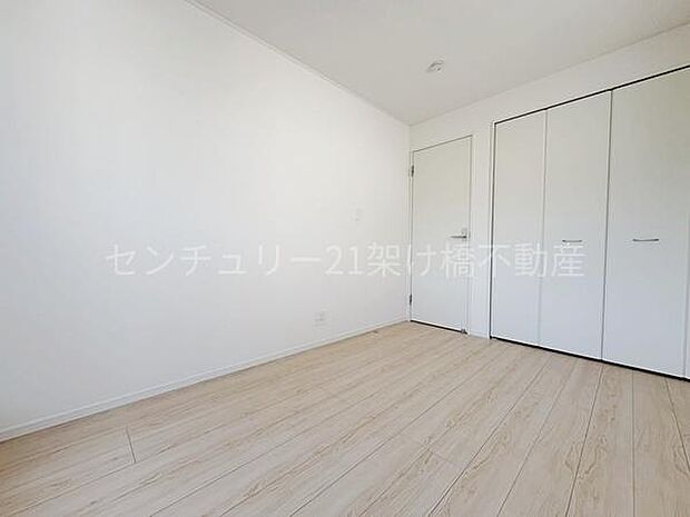 【2階 洋室 6帖】インテリアの映える白い洋室♪