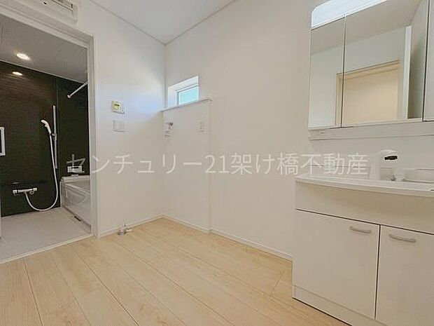 【洗面所】独立洗面台となっております。ストックなどを収納するのに便利な収納あり◎