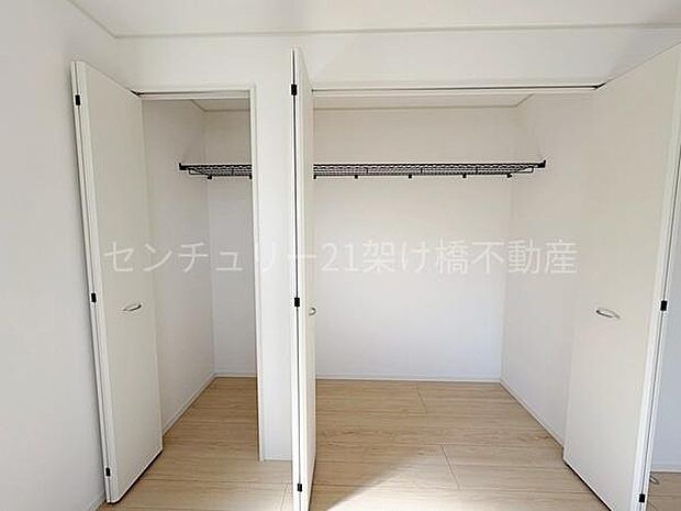 【2階 洋室 6帖】クローゼット上段棚つきで寝具なども収納可能です♪