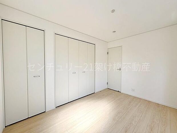 【2階 洋室 6帖】こちらの洋室はクローゼット2つあり、主寝室におすすめ!全室2面採光で明るいです♪