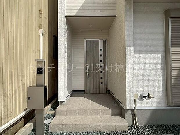 【玄関】屋根付きで雨の日にも安心です◎