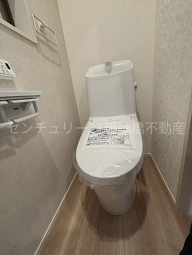 【1階 トイレ】温水洗浄便座で快適にお使いいただけます。