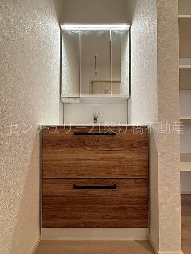 【洗面所】三面鏡の独立洗面台となっております。ストックなどを収納するのに便利な収納棚が洗面台横にもあります◎
