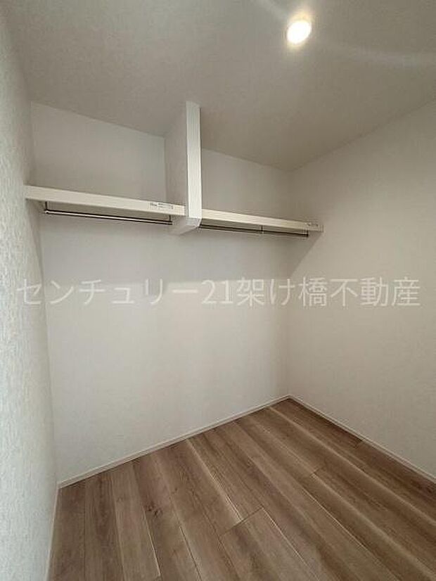 【南側洋室 7帖】大型のウォークインクローゼットは衣類だけではなく、寝具だけではなく趣味の用品の収納にも◎