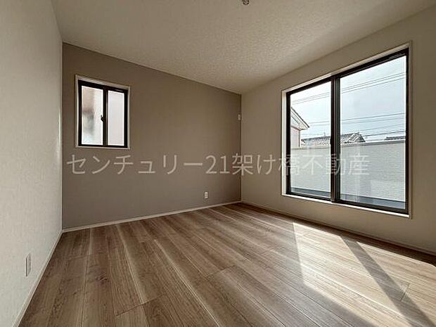 【南側洋室 7帖】オープンタイプのウォークインクローゼットは、通気性・家事効率に優れています♪