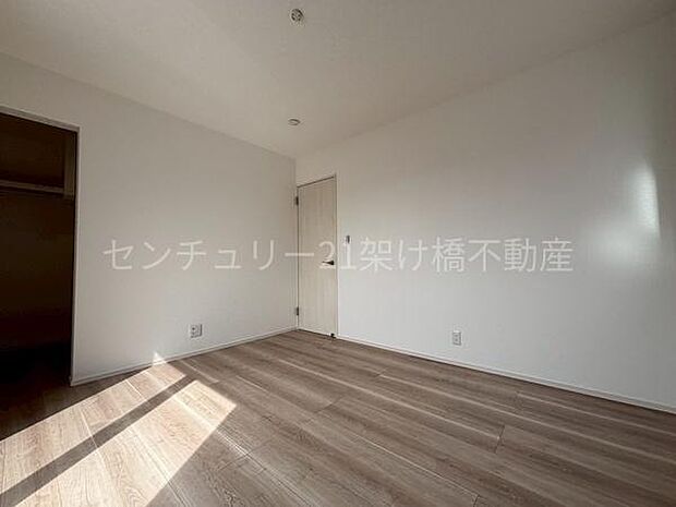 【南側洋室 7帖】バルコニーに出入り可能♪