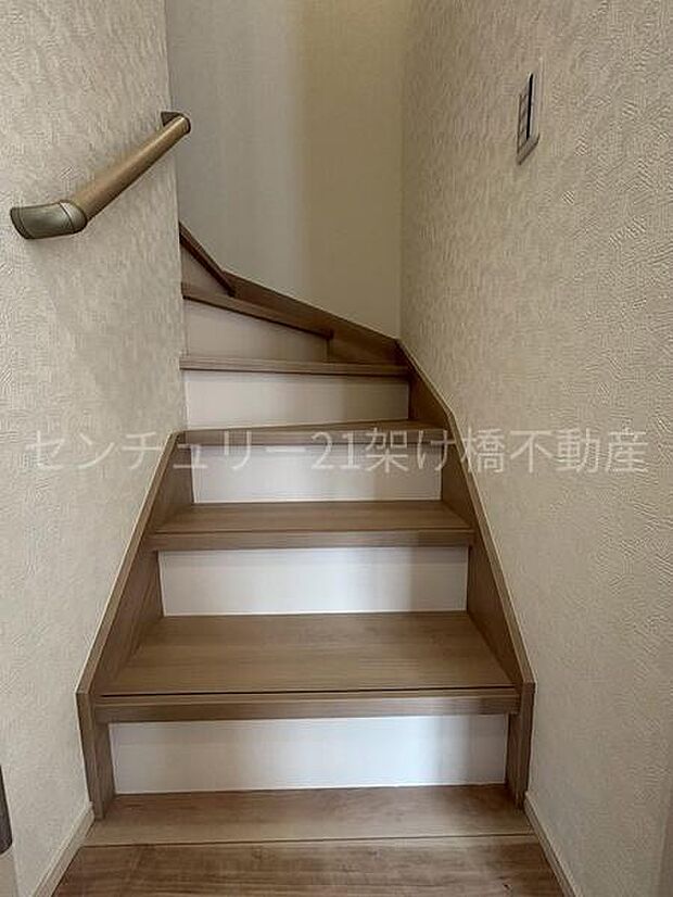手すり付きの階段は小さなお子様やお年寄りのいるご家庭にも安心です♪