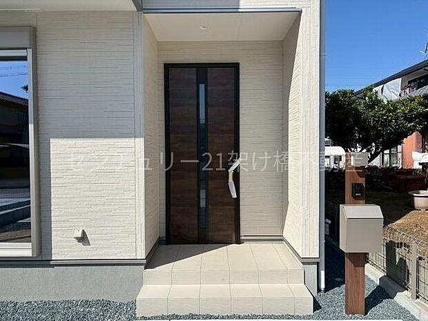 【玄関】屋根付きで雨の日にも安心です◎