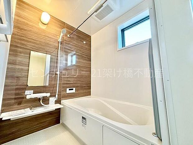 【浴室】窓があるので明るさや換気もバッチリです。