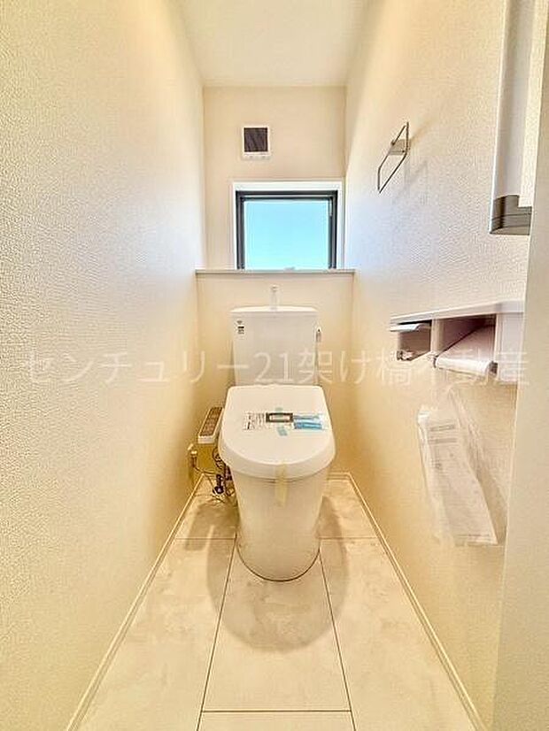 【2階 トイレ】温水洗浄便座で快適にお使いいただけます。
