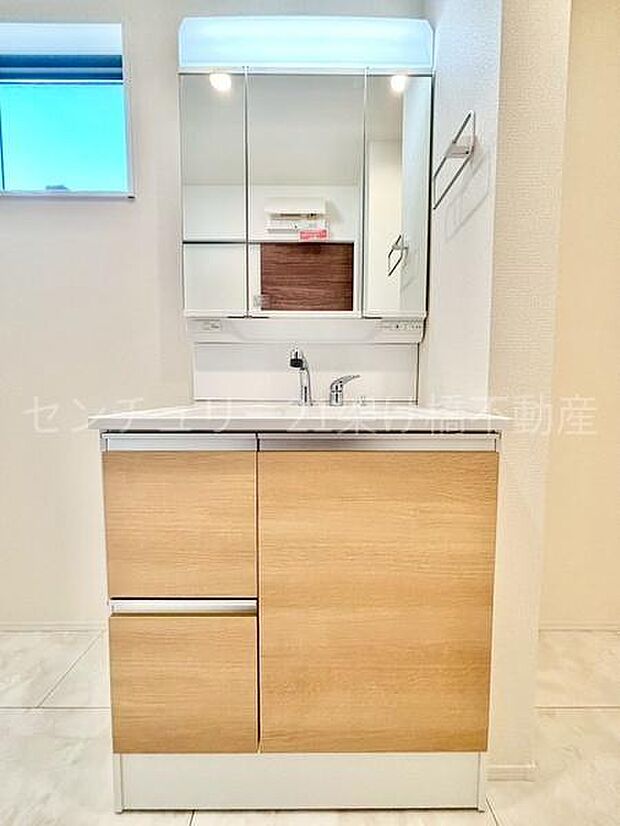 【洗面所】独立洗面台となっております。ストックなどを収納するのに便利な収納あり◎