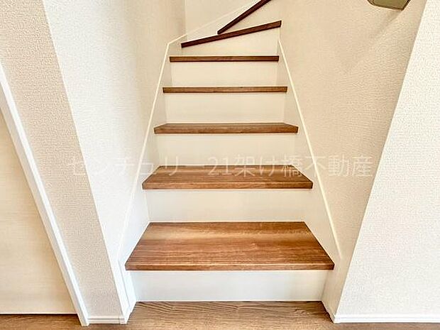 手すり付きの階段は小さなお子様やお年寄りのいるご家庭にも安心です♪