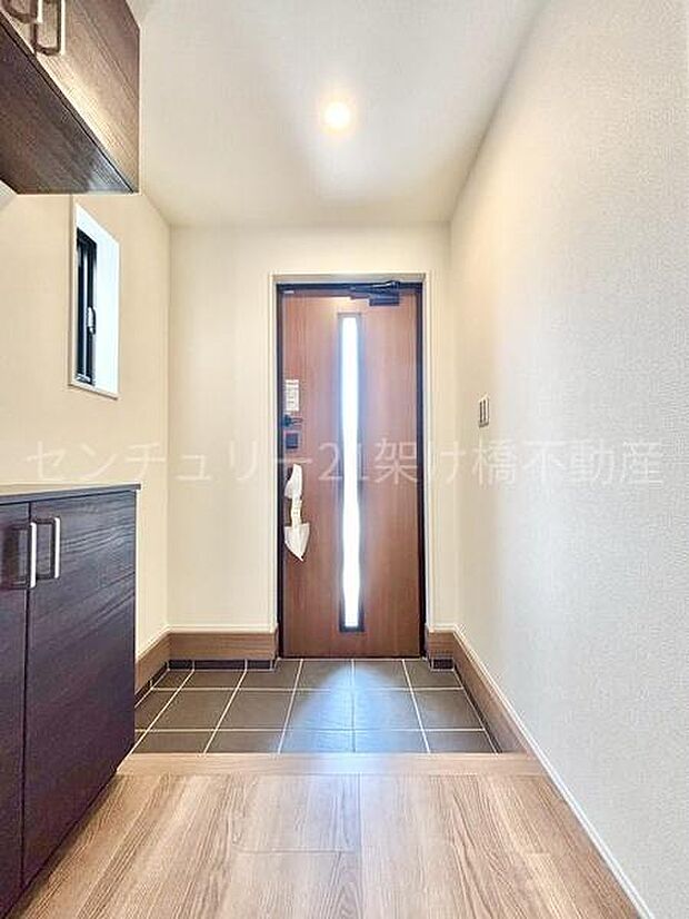 【玄関】飾り棚つきシューズボックス♪採光面があり、明るい玄関です。