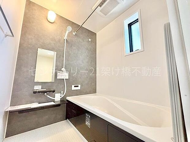 【浴室】窓があるので明るさや換気もバッチリです。