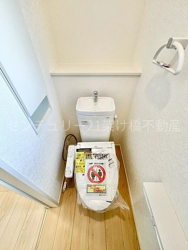 【2階 トイレ】温水洗浄便座で快適にお使いいただけます。