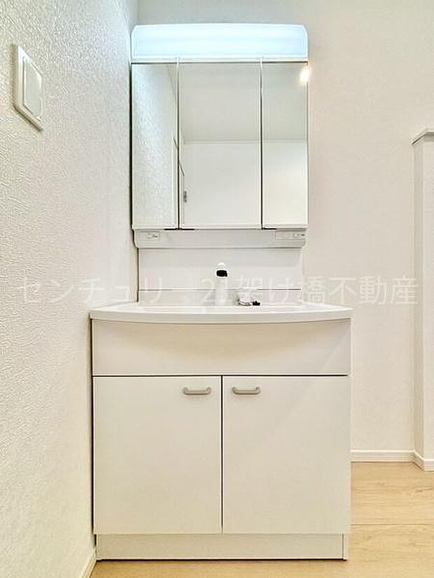 【洗面室】三面鏡の洗面台付きです♪